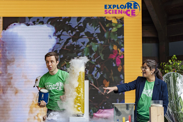 Wissenschaft zum Staunen: Experimente live auf der Bühne bei Explore Science. © Klaus Tschira Stiftung