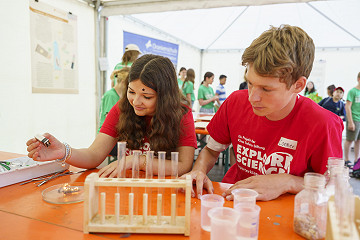 2025: Experiment an der Mitmachstation der Oranienschule