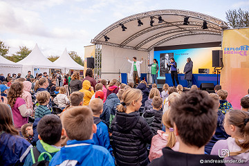 Begeisterung vor der Bühne: Das Team von ExperimenteShows stellt passend zum Jahresthema „Erfindungen & Entdeckungen“ Entdeckungen und Erfindungen vor, bei denen der Zufall die entscheidende Rolle spielte.