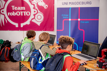 Technik selbst entdecken: Im Zelt von robOTTO der Otto-von-Guericke-Universität Magdeburg können die jungen Besucher digitale Anwendungen und Robotik kennenlernen und ausprobieren.