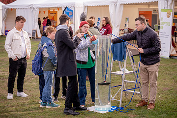 An einer Mitmachstation von Explore Science im Elbauenpark Magdeburg experimentieren Besucher:innen zu den Themen Auftrieb und Wasserdruck.