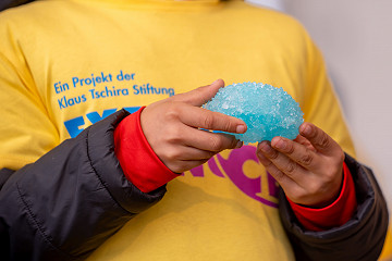 Die Gewinner:innen des Grundschulwettbewerbs „Kristallkugel“ präsentierten auf der Bühne ihre selbst gezüchteten Kristalle.