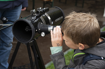 An der Station der Olbers-Gesellschaft Bremen entdecken Kinder die Welt der Astronomie und beobachten durch ein Teleskop den Himmel.
