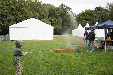 Mit Wasserdruck in die Höhe: Start einer selbstgebauten Wasserrakete im Bürgerpark.