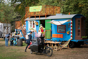 Der bunte Löwenzahn-Bauwagen lädt Kinder zum Entdecken und Mitmachen ein.