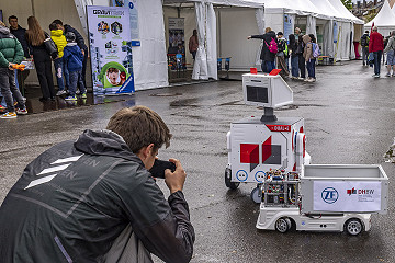 Der Stand der DHBW sorgt mit programmierbaren Murmelbahnen und ferngesteuerten Autos für Begeisterung.