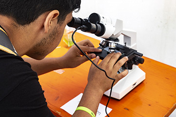 Ein Blick in den Bodensee: Das Science Future Lab der Universität brachte Algenproben mit, die unter dem Mikroskop untersucht werden konnten.