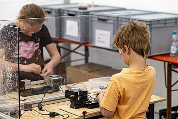 Schutzbrille auf, Strom an und los geht’s: Im Zelt der experimenta wurde fleißig gedrechselt.