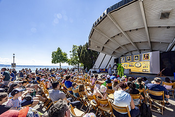 Volle Reihen und beste Aussicht: Die Wissenschaftsshows direkt am Bodenseeufer begeisterten das Publikum.